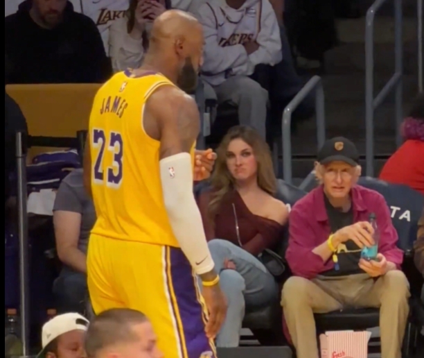 开云体育登录-秒变嫌弃脸！美媒放大场边镜头：女球迷被詹姆斯抠鼻子恶心到了